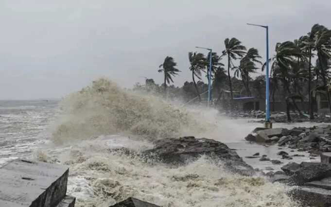 Cyclone Ditwah: चक्रवात दिटवाह: तमिलनाडु, आंध्र प्रदेश और पुडुचेरी में भारी बारिश और तूफान की तैयारी